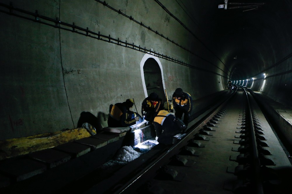 奈曼铁路运营隧道病害现状